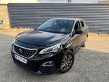 une voiture noire garée devant un bâtiment
