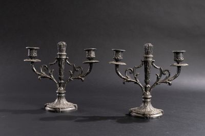 paire de candélabres anciens en métal argenté sur pied