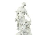 statue d'une femme tenant un enfant dans ses bras