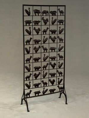 une image représentant un grillage métallique sur lequel se trouvent des oiseaux