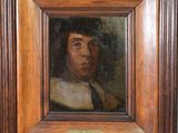 portrait d'un homme vêtu d'un manteau noir et d'une chemise à col blanc