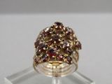 une bague en or sertie de grenats