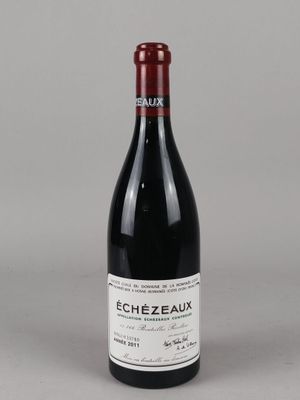 une photo d'une bouteille de vin rouge posée sur une table