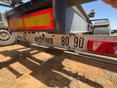 un gros plan d'un camion avec une plaque d'immatriculation