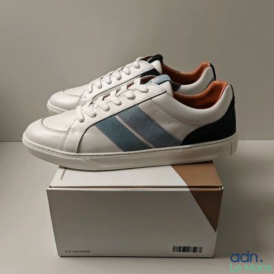 baskets adidas pour homme, blanches avec des bandes bleues sur le côté