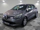 la voiture grise est garée dans le garage sur le sol en damier