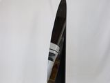 un vase noir dans lequel se trouve un couteau