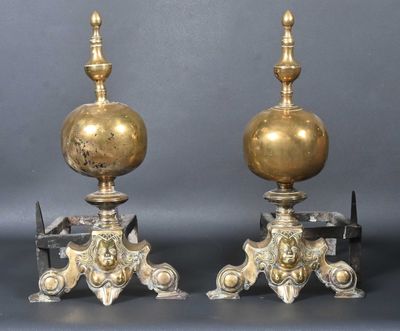 une paire de bougeoirs anciens en laiton sur socles, sur fond gris