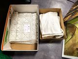 deux cartons contenant quelques couvertures, posés sur une table