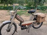 un cyclomoteur garé sur le bord de la route