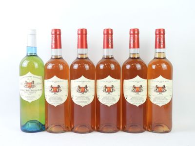 quatre bouteilles de vin posées les unes à côté des autres sur une surface blanche