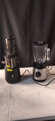 un blender et un mixeur posés sur un comptoir