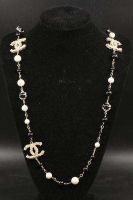 un collier de perles et un lustre sur un mannequin