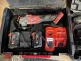 une boîte avec des outils à l'intérieur sur le sol