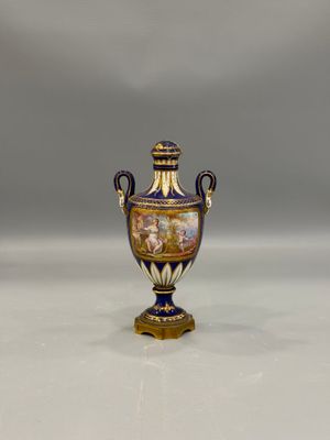 un vase posé sur une table