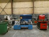 de nombreuses machines qui sont entreposées dans un bâtiment