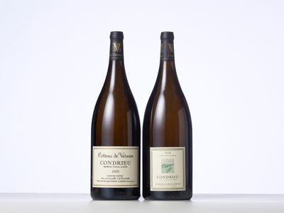 deux bouteilles de vin posées l'une à côté de l'autre sur une table