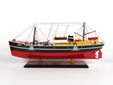une maquette de bateau rouge et noir posée sur un socle en bois