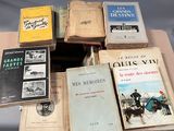 plusieurs livres sont empilés sur une table