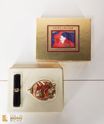 une image représentant une boîte contenant une bague et une boîte sur laquelle figure la photo d'une femme en robe rouge