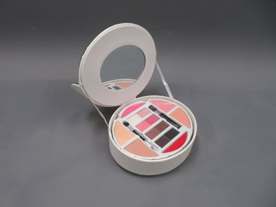 Petit coffret Palette de maquillage en forme de sofa.