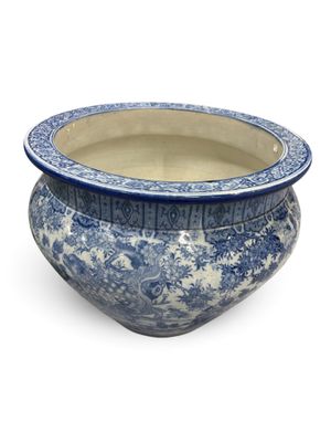 un vase bleu et blanc, avec un bord bleu sur fond blanc