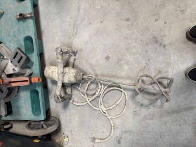un homme qui se tient à côté d'une machine