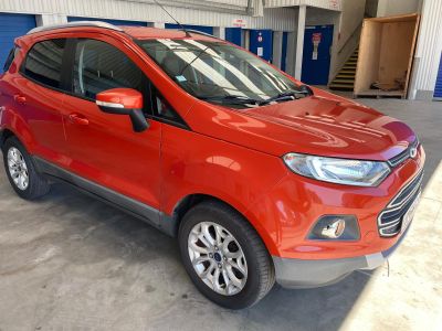 une Ford Eco-Cross rouge garée dans un garage