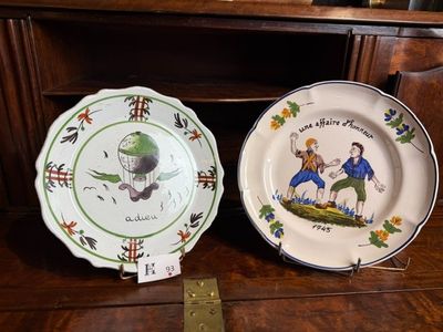 deux assiettes posées sur une table