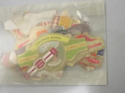 un sac en plastique rempli d'un assortiment de bonbons et de confiseries