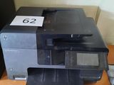 une imprimante posée sur un bureau