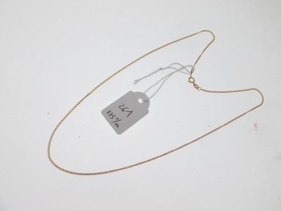 un gros plan d'un collier auquel est accrochée une étiquette de prix