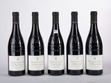 quatre bouteilles de vin sont alignées sur une table