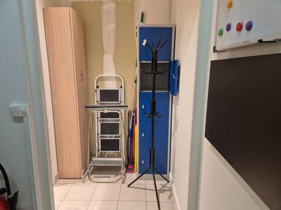 une cuisine équipée d'une cuisinière, d'un micro-ondes et de placards