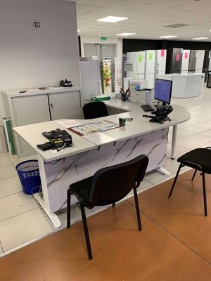 un bureau avec deux chaises et un ordinateur dessus