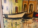 un tableau représentant un bateau sur l'eau, avec des bâtiments en arrière-plan