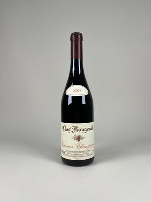 une bouteille de vin rouge posée sur une table blanche
