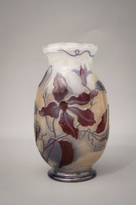un vase en verre avec un motif floral