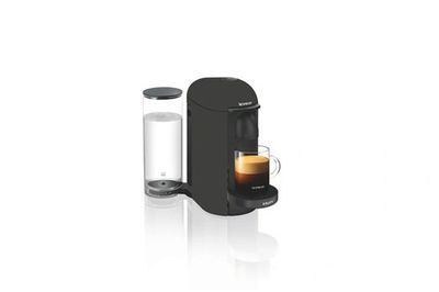 une cafetière noire à côté d'un verre d'eau