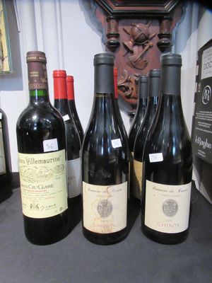 plusieurs bouteilles de vin sont alignées sur une table