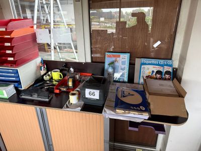 un bureau sur lequel se trouvent de nombreux objets, dans la pièce