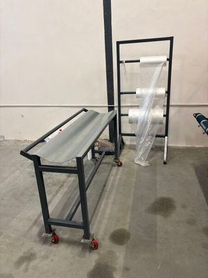 une table placée au milieu d'une pièce