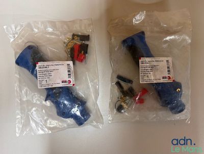 deux types différents de tuyaux, rangés dans des sacs posés sur la table