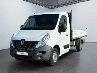un camion blanc garé à l'intérieur d'un bâtiment