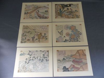 quatre peintures asiatiques encadrées représentant des oiseaux et des fleurs sur un fond bleu