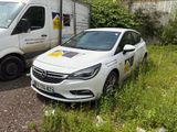 deux voitures garées l'une à côté de l'autre sur le bord de la route