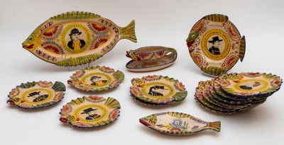 de nombreuses assiettes et bols ornés de motifs représentant des poissons