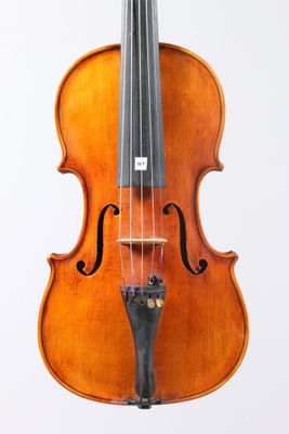 gros plan d'un violon avec un archet sur fond blanc