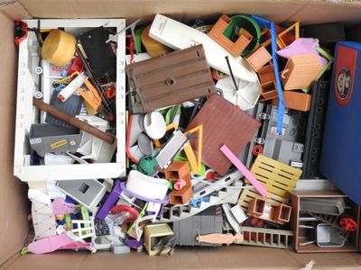 une boîte en carton remplie d'articles ménagers divers