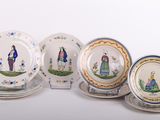 quatre assiettes avec l'image d'un homme et d'une femme